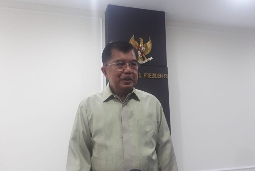 Wakil Presiden Jusuf Kalla saat diwawancarai di Kantor Wakil Presiden, Jakarta, Selasa (16/4).