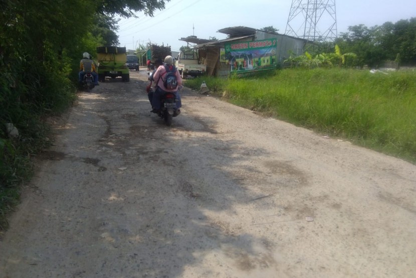 Kondisi jalan raya di Jalan Cikarang Bekasi Laut (CBL), SumberJaya Kabupaten Bekasi rusak parah.