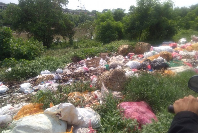 tumpukan sampah di sepanjang alan Raya Cikarang Bekasi Laut (CBL)  yang berada di Desa Sumber Jaya, Kabupaten Bekasi
