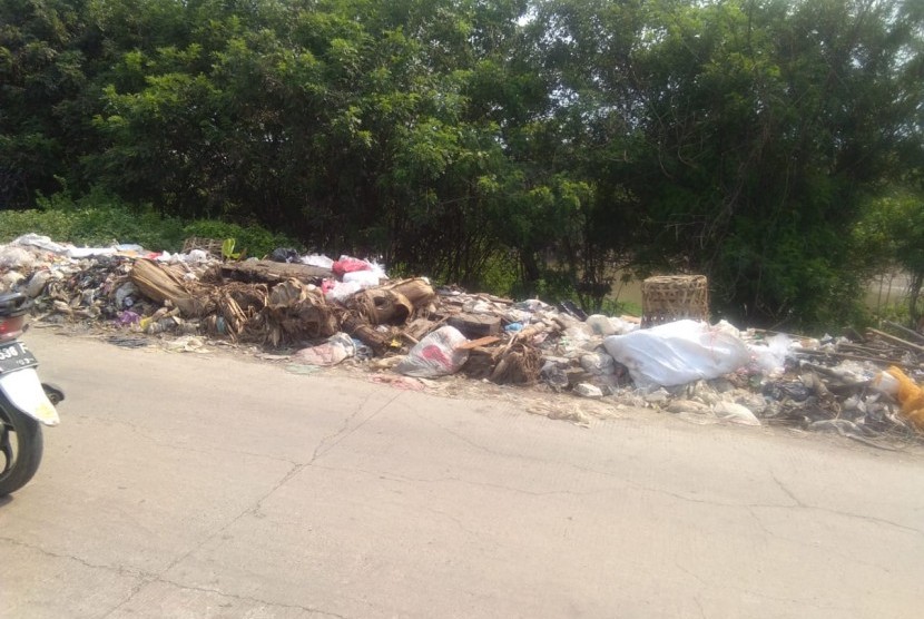 Tumpukan sampah di sepanjang alan Raya Cikarang Bekasi Laut (CBL)  yang berada di Desa Sumber Jaya, Kabupaten Bekasi