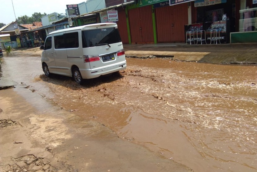 Jalan Raya Setu, Kecamatan Setu, Kabupaten Bekasi yang sempat tergenang air karena saluran air tersumbat akhirnya diperbaiki
