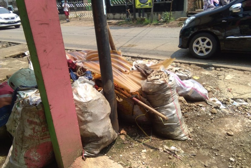 Tumpukan sampah diJalan Raya Cikarang Bekasi Laut (CBL)  yang berada di Desa Sumber Jaya, Kabupaten Bekasi