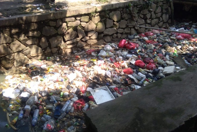 Kali Pengairan Desa di Jalan KH Abu Bakar, Setia Darma, Tambun Selatan, Kabupaten Bekasi dipenuhi oleh sampah.
