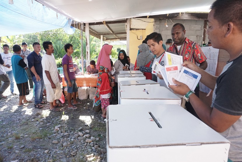 Warga antre menyalurkan hak politiknya pada Pemilu 2019 di TPS 06, Kelurahan Timika Jaya, Kabupaten Mimika, Papua, Rabu (17/4/2019). 