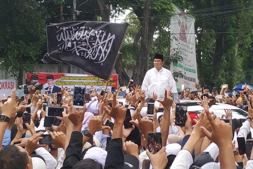 Calon presiden (capres) nomor urut 02 Prabowo Subianto disambut pendukungnya saat tiba di kediamannya Jalan Kertanegara, Kebayoran Baru, Jakarta, Jumat (19/4).