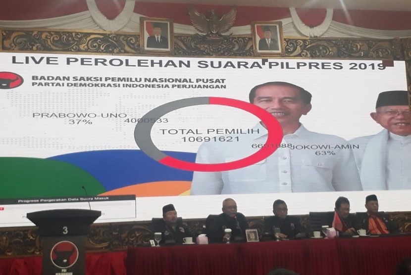 Badan Saksi Pemilu Nasional Pusat PDI Perjuangan mempublikasikan data perolehan suara Pemilihan Presiden 2019 versi PDIP di Kantor DPP PDIP, Jalan Diponegoro, Menteng, Jakarta, Jumat (19/4).