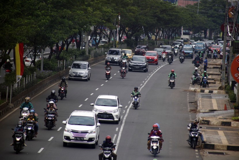 Sejumlah pengendara kendaraan bermotor melintas di jalan Margonda Raya, Depok, Jawa Barat, Jumat (19/04/2019). 