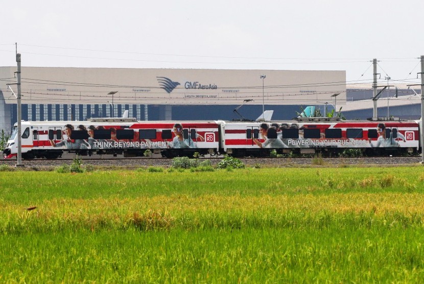 Rangkaian kereta bandara melintas di kawasan Bandara Internasional Soekarno Hatta, Tangerang, Banten, Jumat (19/4/2019). 