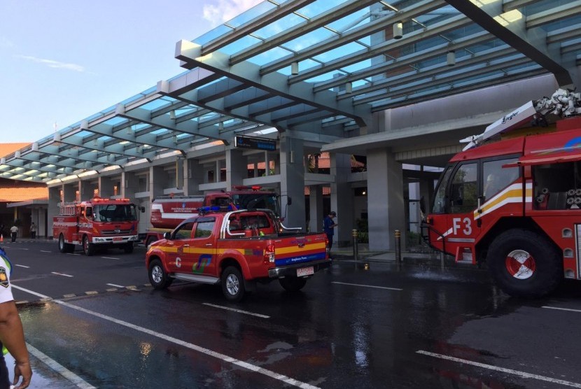 Area terminal domestik Bandara Internasional Ngurah Rai, Bali mengalami kebakaran, Jumat (19/4). Petugas aviation security (avsec) bandara berhasil memadamkan api 30 menit setelah terjadinya insiden tersebut.