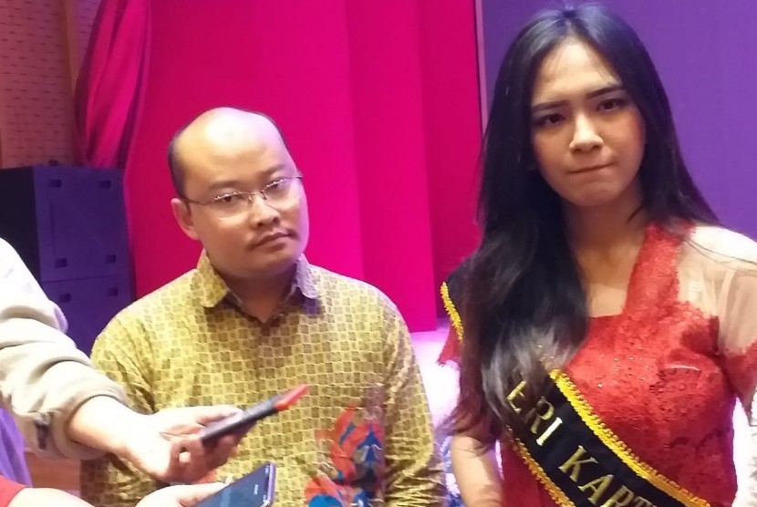 Kepala Divisi Pendayagunaan Baznas, Randi Swandaru usai pertunjukan Batik Tuban karya mustahik di ajang Puteri Kartini 2019 di Perpustakaan Nasional, Sabtu (20/4). 