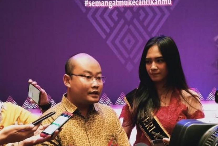 Kepala Divisi Pendayagunaan Baznas, Randi Swandaru usai pertunjukan Batik Tuban karya mustahik di ajang Puteri Kartini 2019 di Perpustakaan Nasional, Sabtu (20/4). 