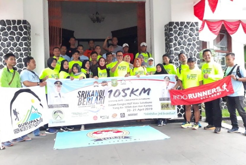 Wali Kota Sukabumi Achmad Fahmi melepas 10 pelari wanita dalam kegiatan Srikandi Berlari 105 kilometer dari Bandung ke Sukabumi di Balai Kota Sukabumi Sabtu (20/4).
