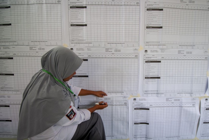 Petugas Panitia Pemilihan Kecamatan (PPK) menyiapkan bahan untuk rekapitulasi suara tingkat kecamatan di Kantor Kecamatan Tatanga, Palu, Sulawesi Tengah, Sabtu (20/4/2019).