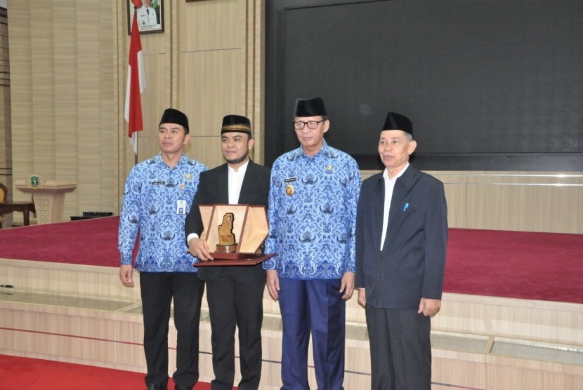 Gubernur Banten Wahidin Halim memberikan 'Kadedudeuh' kepada warga Banten  juara II Musabaqah Tilawatil Qur'an (MTQ) tingkat Internasional 2019,  Qadarasmadi Rasyid dalam cabang Tilawah dan Tartil yang digelar di Kuwait,  Arab Saudi. Senin (22/4)