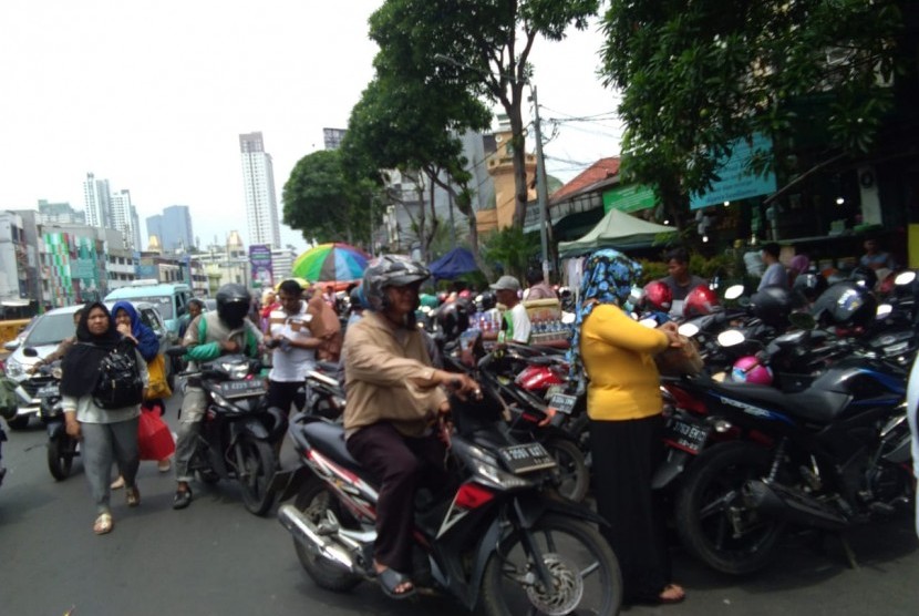 Sejumlah sepeda motor dan mobil berjejer di bahu jalan, tepatnya di Jalan KH Mas Mansur, Tanah Abang, Jakarta Pusat.