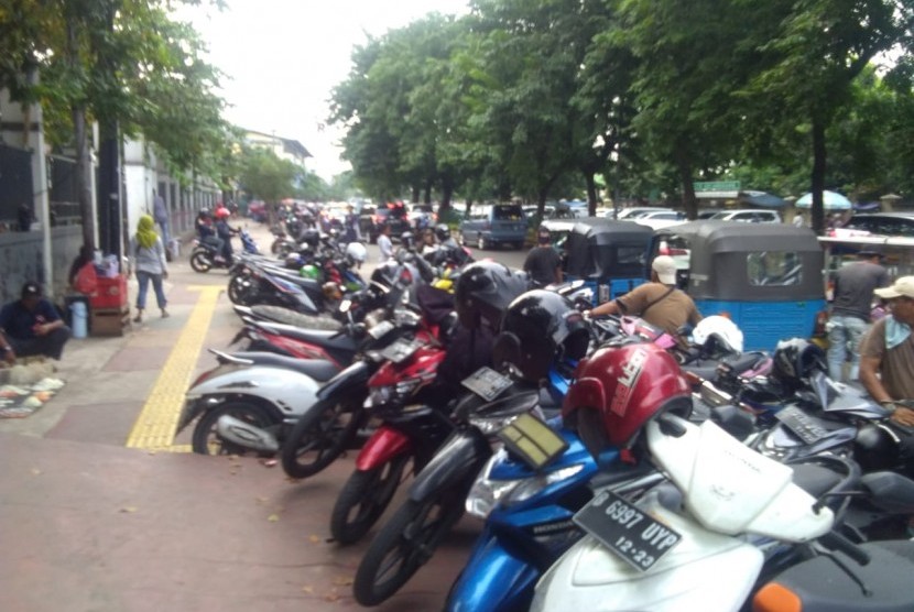 Puluhan motor dan kendaraan lainnya parkir liar di Jalan Stasiun Pasar Senen, Jakarta Pusat.