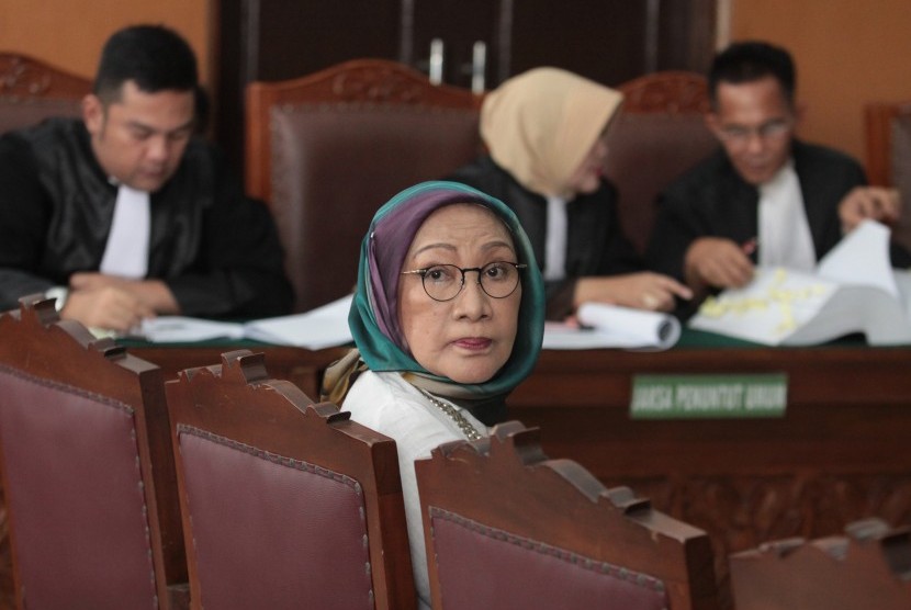 Terdakwa kasus dugaan penyebaran berita bohong atau hoaks Ratna Sarumpaet (tengah) saat mengikuti sidang lanjutan di PN Jakarta Selatan, Jakarta, Selasa (23/4/2019).