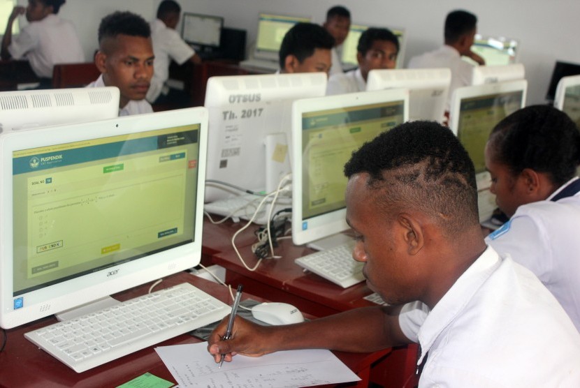 Pelajar SMP saat mengikuti Ujian Nasional Berbasis Komputer (UNBK)