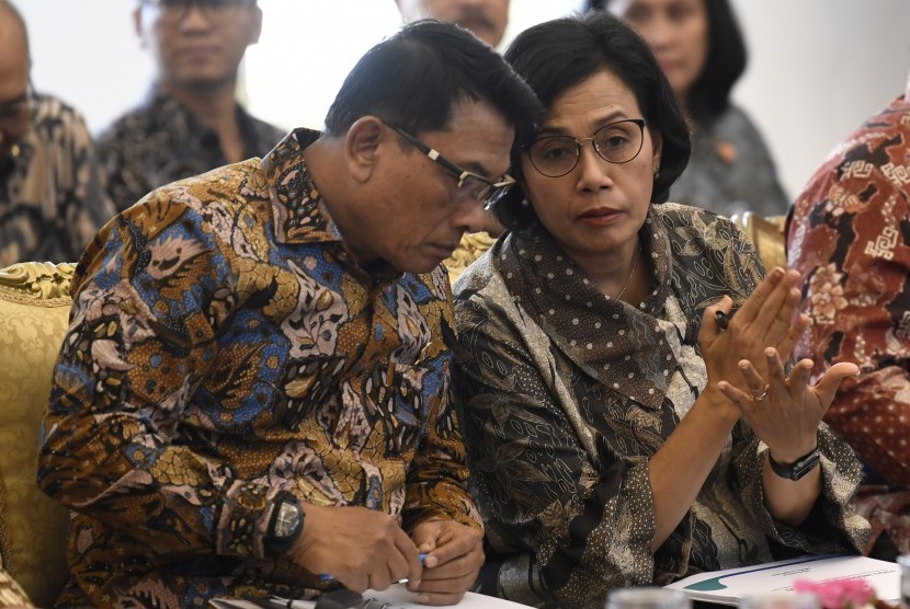 Menteri Keuangan Sri Mulyani (kanan) berbincang dengan Kepala Staf Presiden Moeldoko (kiri) disela-sela Sidang Kabinet Paripurna tentang ketersediaan anggaran dan pagu indikatif 2020 di Istana Bogor, Jawa Barat, Selasa (23/4/2019). 