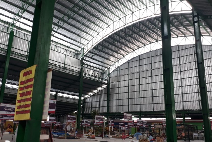 Pasar Klojen merupakan salah satu pasar rakyat yang telah direvitalisasi oleh Pemerintah Kota (Pemkot Malang).