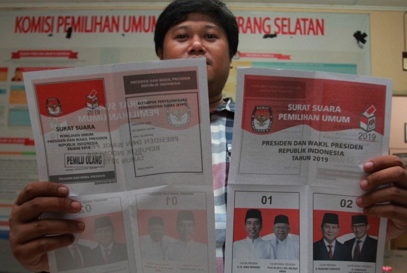 Petugas KPU Tangerang Selatan menunjukan surat suara Pilpres untuk pelaksanaan Pemungutan Suara Ulang (PSU) Pemilu 2019 di Kantor KPU Tangerang Selatan, Serpong, Tangerang Selatan, Banten, Selasa (23/4/2019).