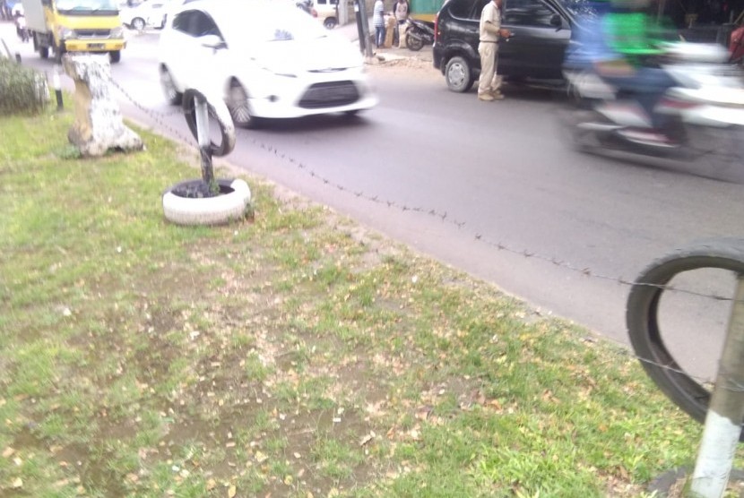 Pagar taman yang ada di Jalan I Gusti Ngurah Rai, Duren Sawit, Jakarta Timur kondisinya hampir rubuh.