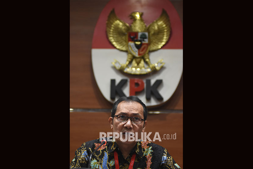 Wakil Ketua KPK Saut Situmorang memberikan keterangan kepada wartawan di gedung KPK, Jakarta, Selasa (23/4/2019). 