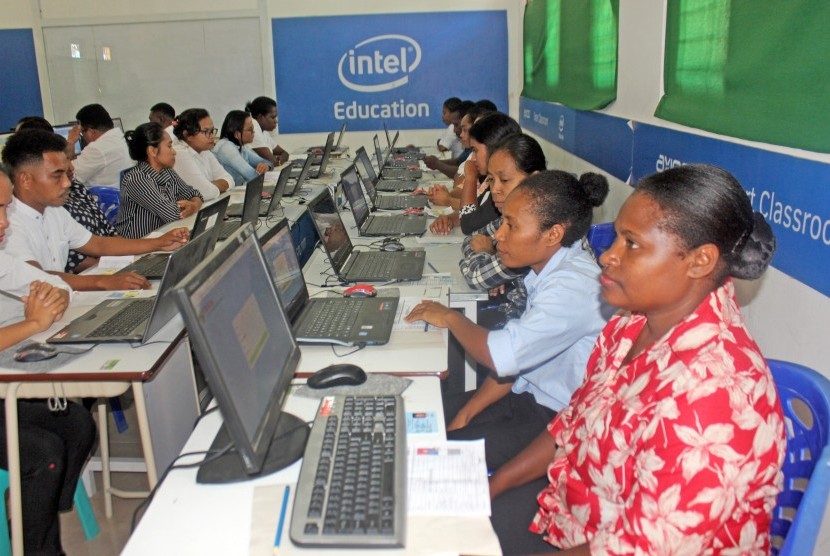 Peserta tes seleksi CPNS bersiap mengikuti tes di Laboratorium Komputer SMK Negeri 3 Kota Sorong, Papua Barat, Rabu (24/4/2019).