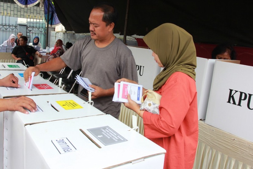 Warga memasukkan surat suara Pemilu pada Pemungutan Suara Ulang (PSU) Pemilu 2019 di TPS 71 Ciputat Timur, Tangerang Selatan, Banten, Rabu (24/4/2019).