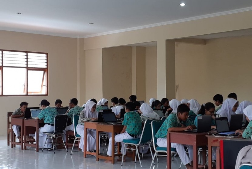 Pelaksanaan Ujian Nasional Berbasis Komputer (UNBK) di SMP Negeri 10 Solo, Rabu (24/4). 