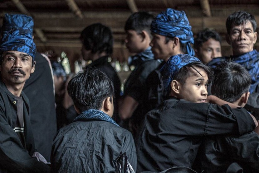 Warga Baduy saat melakukan prosesi tradisi 'Seba Baduy' tahun 2018 lalu. Terlihat warga 'Baduy dalam' memakai pakaian serba putih dan 'Baduy luar' yang mengenakan pakaian hitam dan kain kepala biru. 