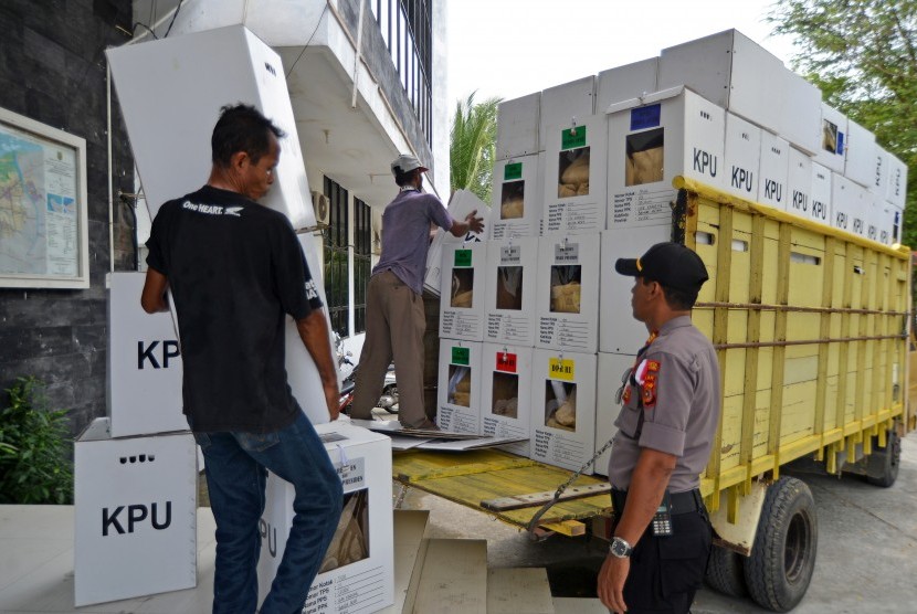 Pekerja mengangkut logistik surat suara Pemilu 2019 hasil rekapitulasi tingkat kecamatan saat proses pemindahan dari Panitia Pemilihan Kecamatan, Desa Pango, Kecamatan Ulee Kareueng, Banda Aceh, Rabu (24/4/2019).