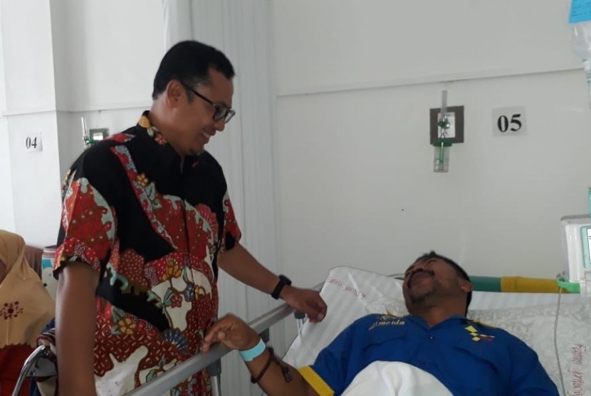 Wali Kota Sukabumi Achmad Fahmi menjenguk ketua KPPS di TPS 38 Kelurahan/Kecamatan Karangtengah, Kota Sukabumi, Ajuk Marzuky (51) di RSUD R Syamsudin Kota Sukabumi Rabu (24/4) siang. Petugas KPPS tersebut jatuh sakit karena kelelahan setelah pencoblosan 17 April lalu