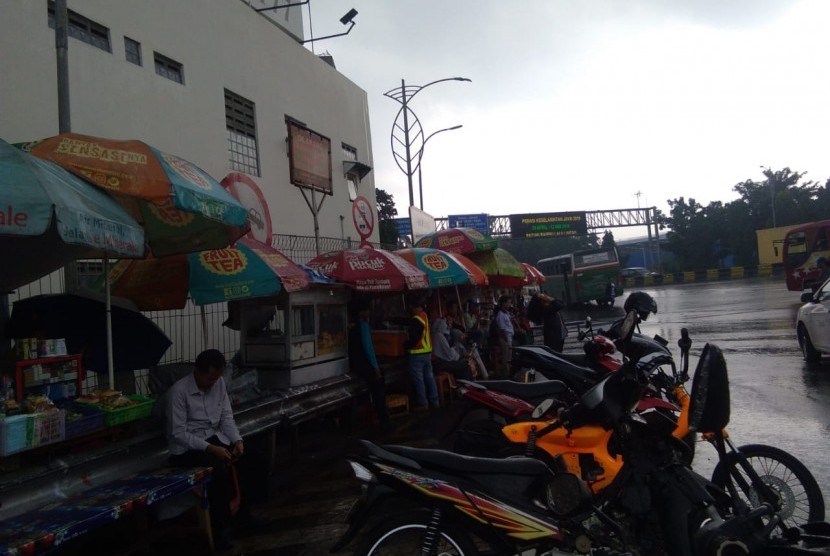 Sejumlah pedagang Kaki Lima berjualan di Pintu Tol Bekasi Timur, Kota Bekasi
