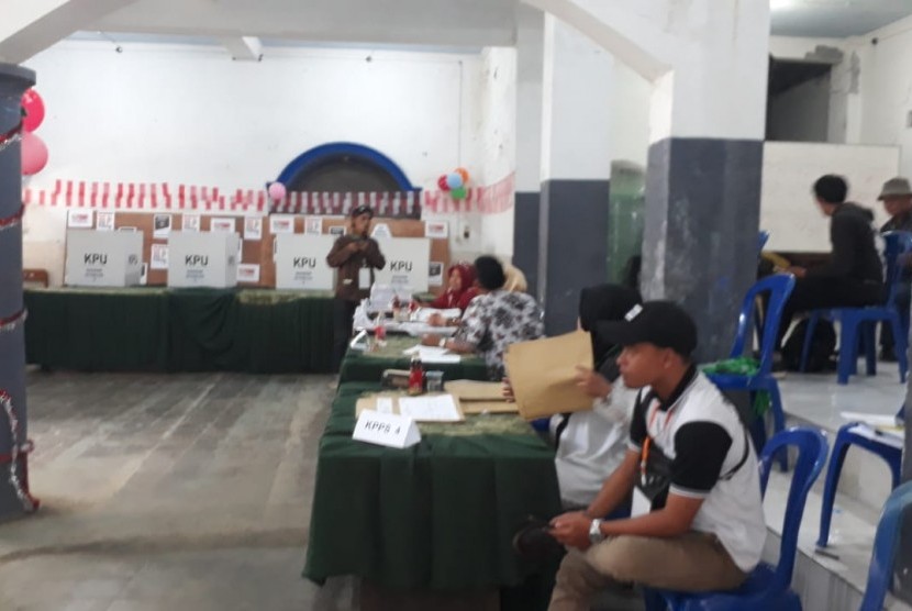Suasana Pemungutan Suara Ulang (PSU) di TPS 17, Sukoharjo, Klojen, Kota Malang, Kamis (25/4).