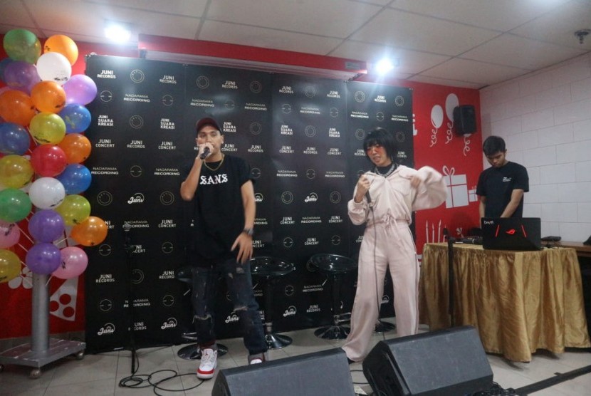 Rapper perempuan Indonesia, Ramengvrl berkolaborasi dengan rapper yang juga personel RAN, Rayi Putra dalam peluncuran mixtape 'No Bethany' karya Ramengvrl, Selasa (24/4). 