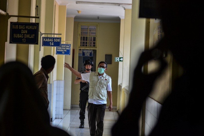  Petugas Komisi Pemberantasan Korupsi (KPK) memasuki ruangan untuk melakukan penggeledahan di RSUD dr Soekardjo, Kota Tasikmalaya, Jawa Barat, Kamis (25/4/2019). 