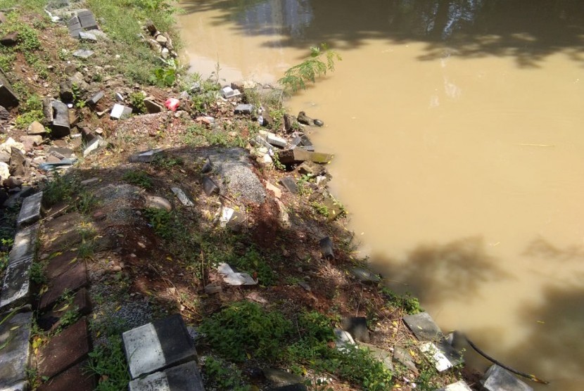 Turap di Kali Irigasi di Jalan Rawa Tembaga,  Kota Bekasi yang ambles ke sungai. 