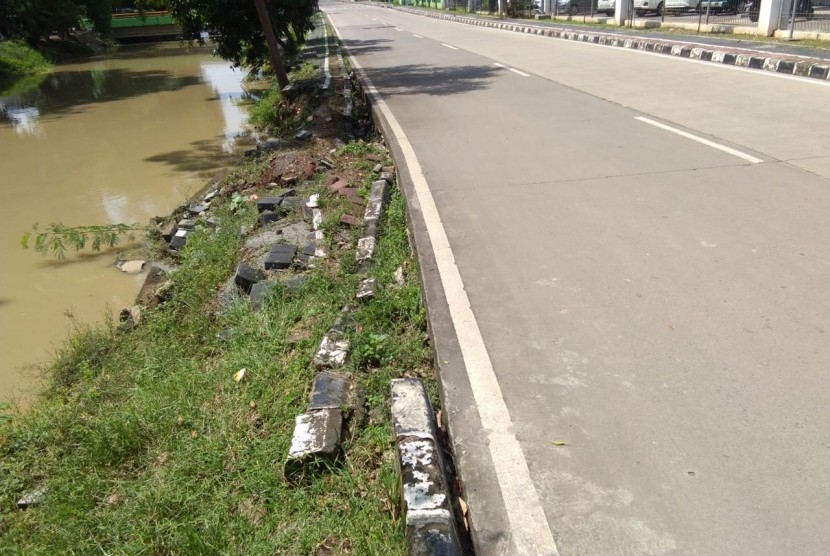 Turap di Kali Irigasi di Jalan Rawa Tembaga,  Kota Bekasi yang ambles ke sungai. 
