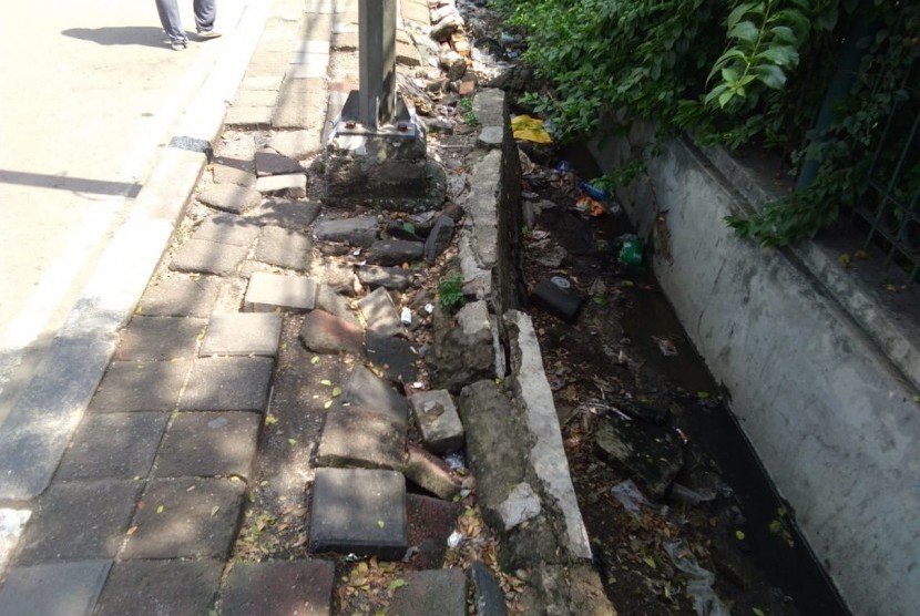 Trotoar di depan Stasiun Bekasi di Jalan Ir H Djuanda,  Kota Bekasi rusak parah.