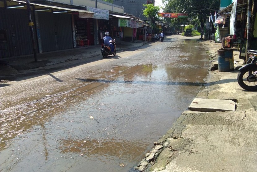 Jalan utama di perumahan Pondok Timur Indah, Bekasi Timur, Kota Bekasi terendam air dari selokan yang tersumbat.
