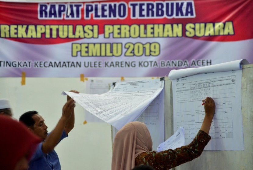 Petugas Panitia Pemilihan Kecamatan (PPK) melakukan rekapitulasi surat suara Pemilu 2019 saat sidang pleno terbuka di Panitia Pemilihan Kecamatan, Desa Pango, Kecamatan Ulee Kareueng, Banda Aceh, Rabu (25/4/2019). 