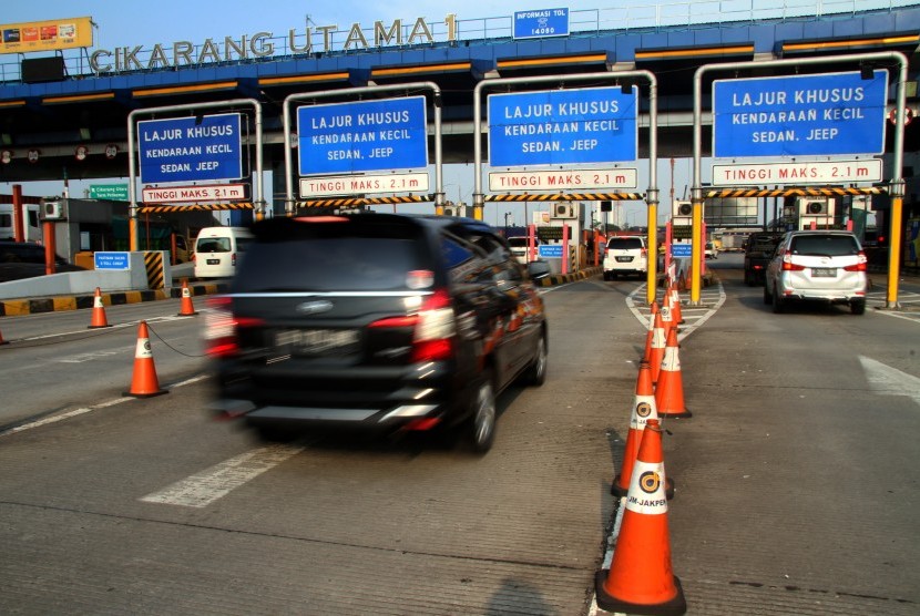 Pengendara memperlambat laju kendaraannya saat memasuki Gerbang Tol Cikarang Utama 1 di Cikarang, Kabupaten Bekasi, Jawa Barat, Kamis (25/4/2019).