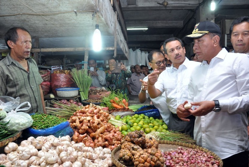 Peninjauan ke sejumlah pasar untuk mencegah lonjakan harga akibat penimbunan bahan bangan. Foto Gubernur Sumut Edy Rahmayadi (kanan)