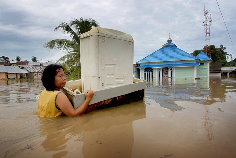 Warga mengevakuasi perabotan rumah tangga saat banjir di daerah perumahan Sawah Lebar Baru Balai Kota Bengkulu, Bengkulu, Sabtu (27/4/2019).