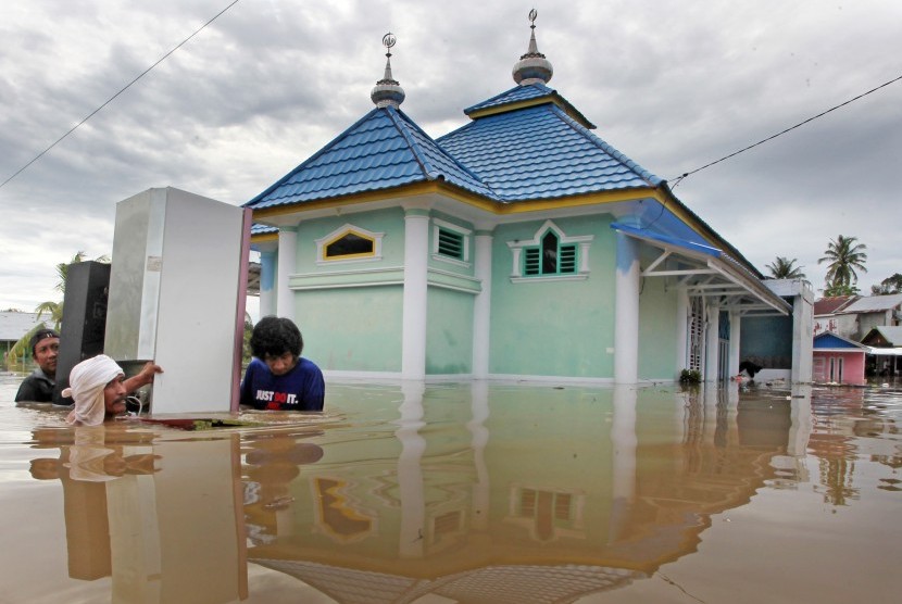 Warga mengevakuasi perabotan rumah tangga saat banjir di daerah perumahan Sawah Lebar Baru Balai Kota Bengkulu, Bengkulu, Sabtu (27/4/2019). 