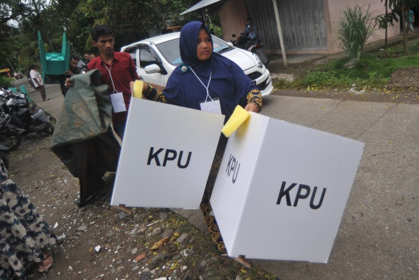 Petugas KPPS memindahkan bilik suara di Tabiang Banda Gadang, Padang, Sumatera Barat. (ilustrasi)