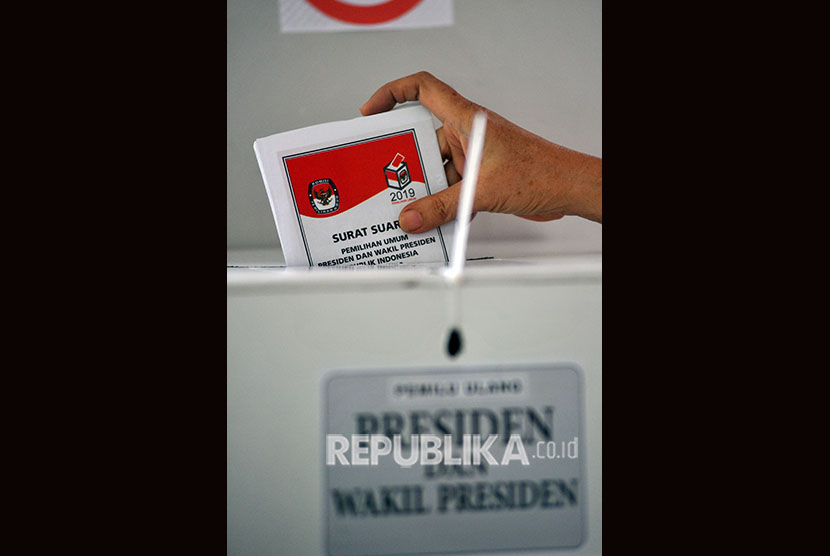 Warga memasukkan surat suara saat pemungutan suara ulang (PSU) Pemilu 2019 di TPS 38, Parak Karakah, Padang, Sumatera Barat, Sabtu (27/4/2019). 