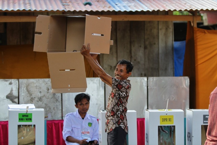 Petugas Kelompok Penyelenggara Pemungutan Suara (KPPS) menunjukkan kotak suara dalam kondisi kosong setelah seluruh dokumen dikeluarkan saat Pemungutan Suara Ulang (PSU) di TPS 24 Kelurahan Watubanga, Kendari, Sulawesi Tenggara, Sabtu (27/4/2019). 
