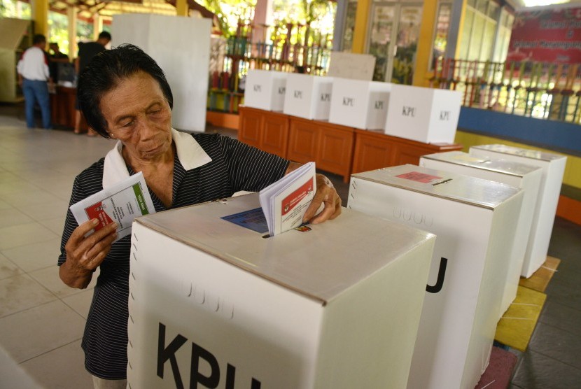 Ilustrasi. Pemilih memasukkan surat suara di Kecamatan Malalayang, Manado, Sulawesi Utara.